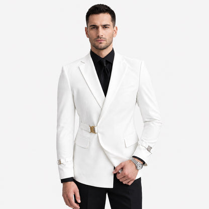 Blazer homme blanc ajusté vu de face, boucle dorée à la taille et col à revers en pointe