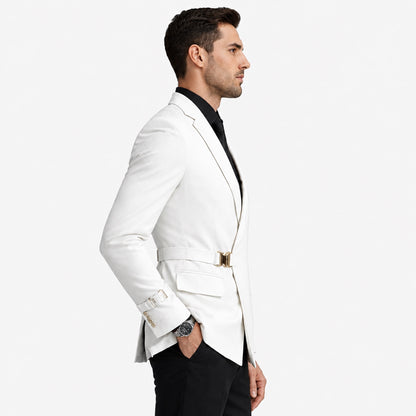 Blazer homme blanc de profil, coupe ajustée et patte à boucle au poignet