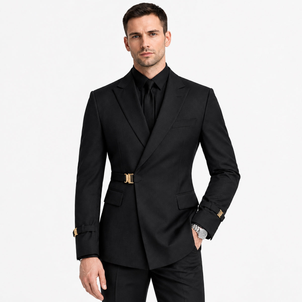 Blazer homme noir ajusté vu de face, fermeture croisée à boucle métallique dorée