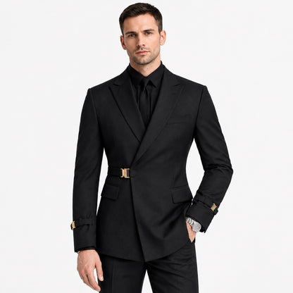Blazer homme noir ajusté vu de face, fermeture croisée à boucle métallique dorée