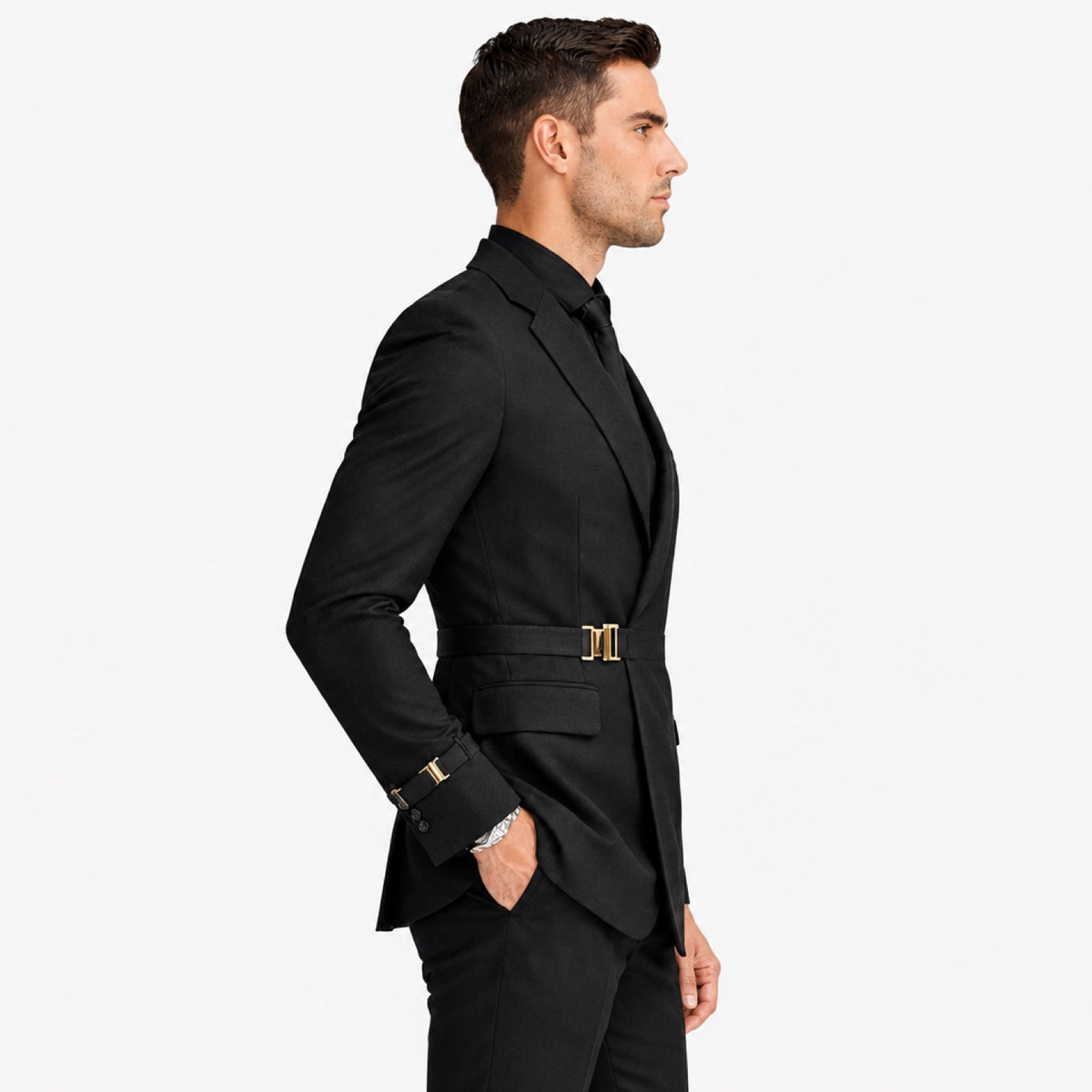 Blazer homme noir de profil, boucle dorée à la taille et manches longues