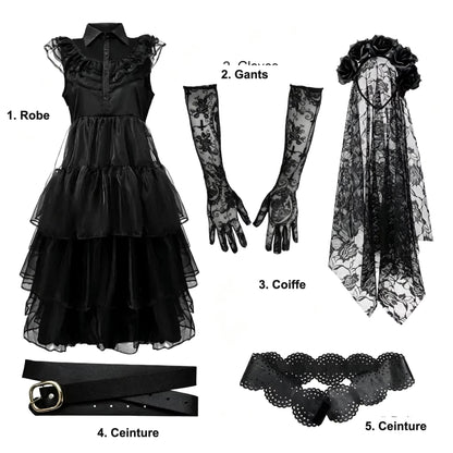 Détail des 5 composants du costume : robe, gants, coiffe, ceinture en cuir et ceinture en dentelle
