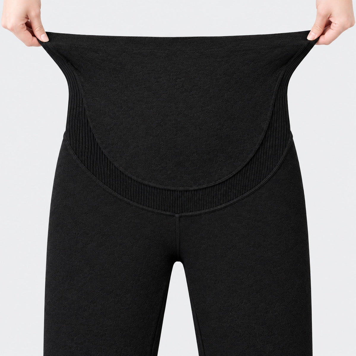 Détail du panneau extensible de soutien ventre sur le legging maternité thermique