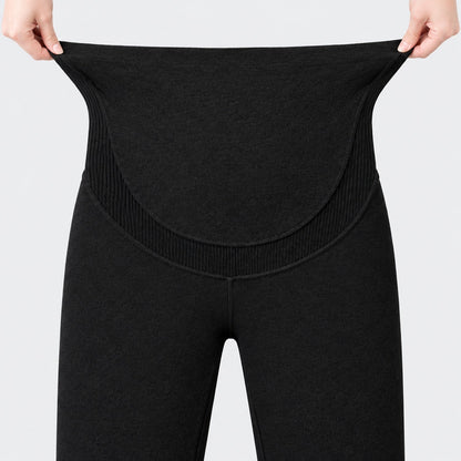 Détail du panneau extensible de soutien ventre sur le legging maternité thermique