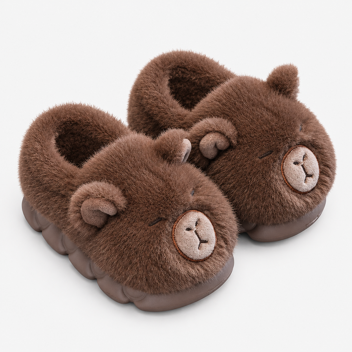 Paire de chaussons capybara marron foncé en peluche, vue de face, fond studio blanc