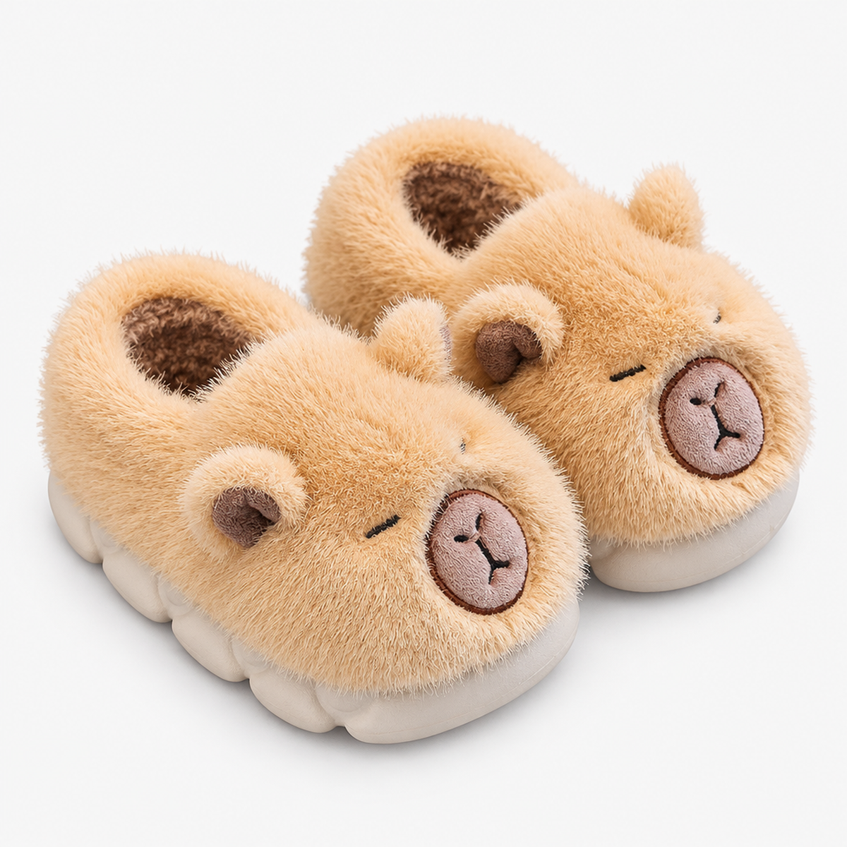 Chausson capybara marron clair, vue rapprochée montrant la texture peluche et le visage brodé