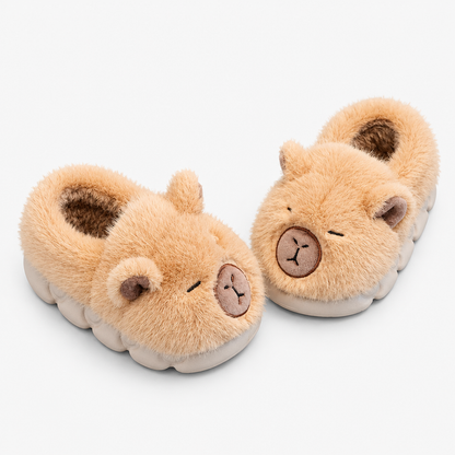 Paire de chaussons capybara marron clair en peluche, vue de face, fond studio blanc