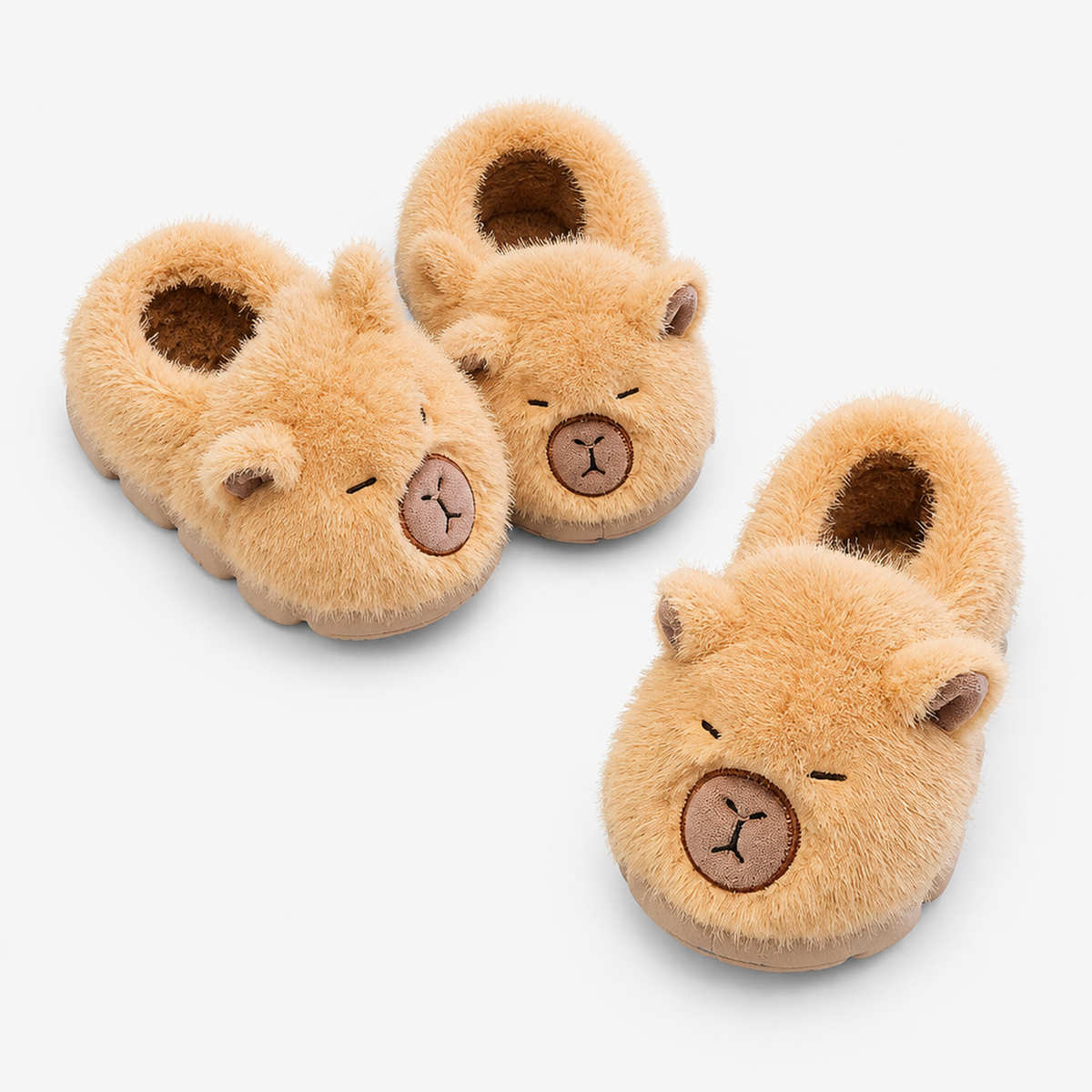 Trois paires de chaussons capybara marron clair vues de dessus, fond blanc