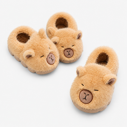 Trois paires de chaussons capybara marron clair vues de dessus, fond blanc