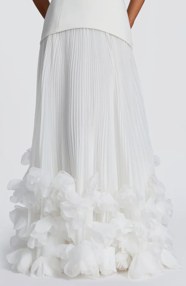 Robe de soirée longue blanche, vue de profil montrant le tombé fluide du tissu
