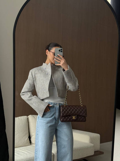 Veste courte femme col montant, détail coupe structurée