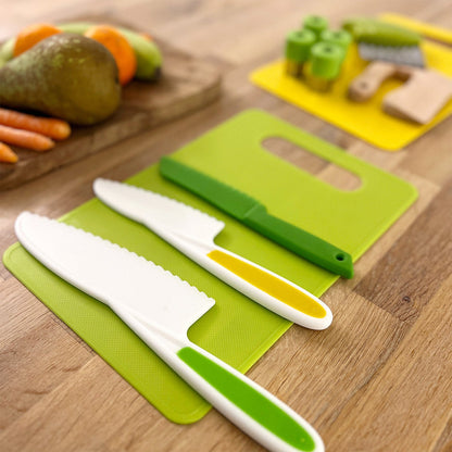Enfant utilisant le set de petit chef dans la cuisine