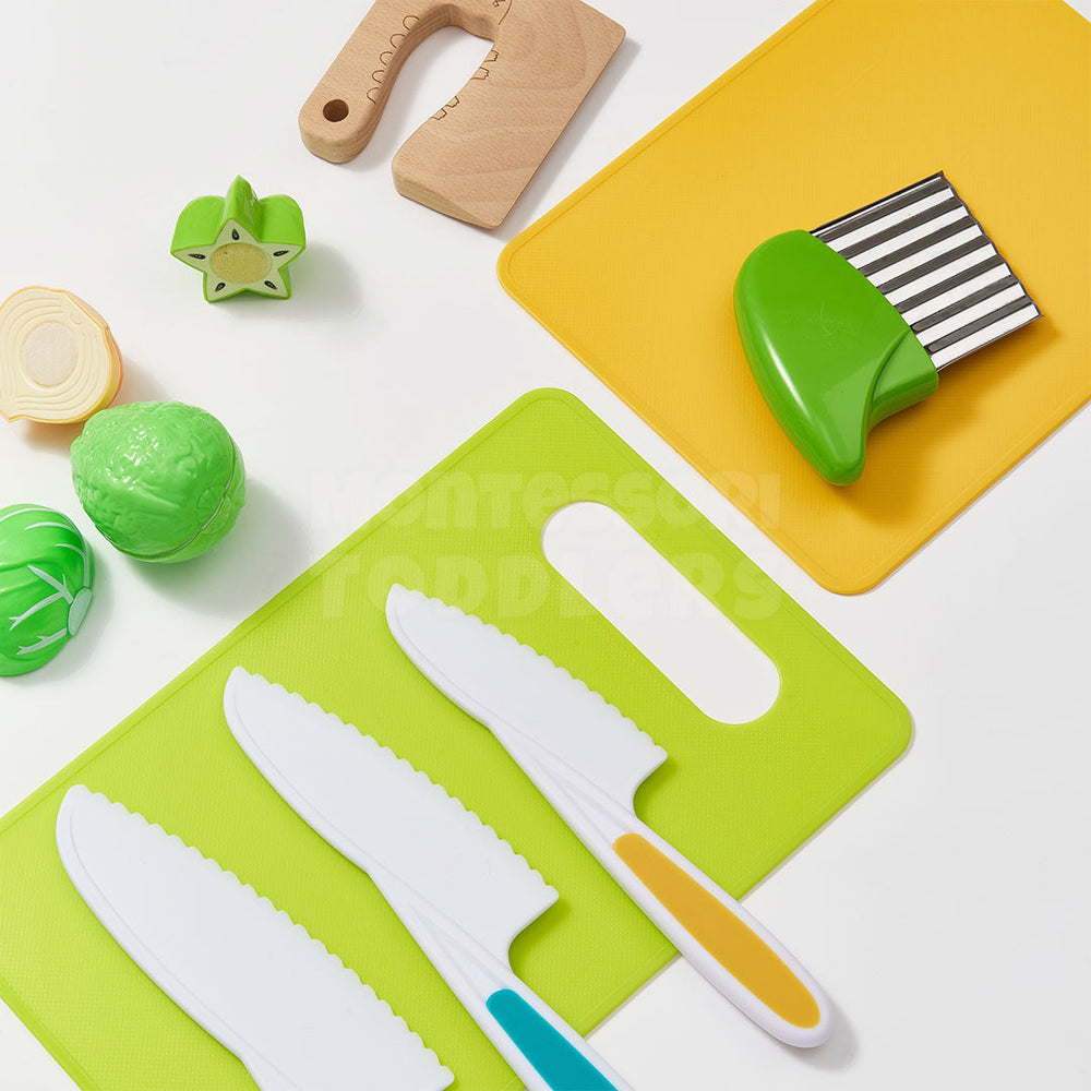 Vue rapprochée des casseroles et poêles du set de petit chef
