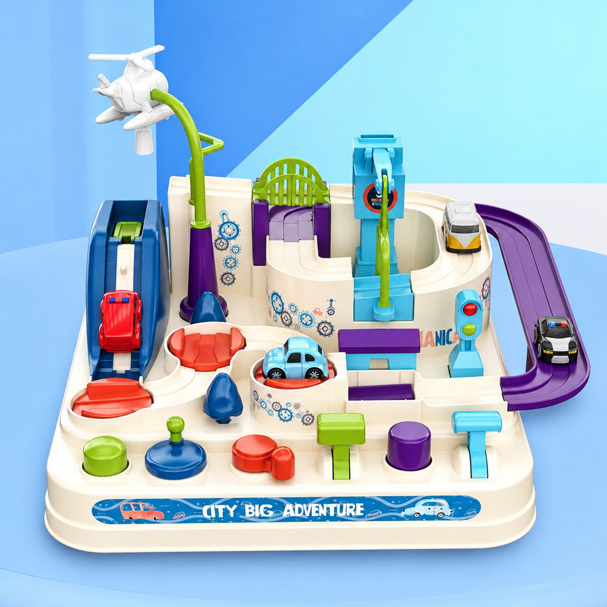 Voiturette miniature circulant sur la piste en pente du circuit multi-niveaux