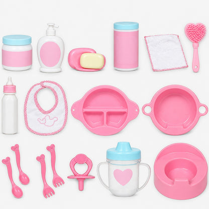 Les 18 pièces du coffret de soins pour poupée présentées à plat : flacons, bavoir, assiettes, tétine, tasse et pot