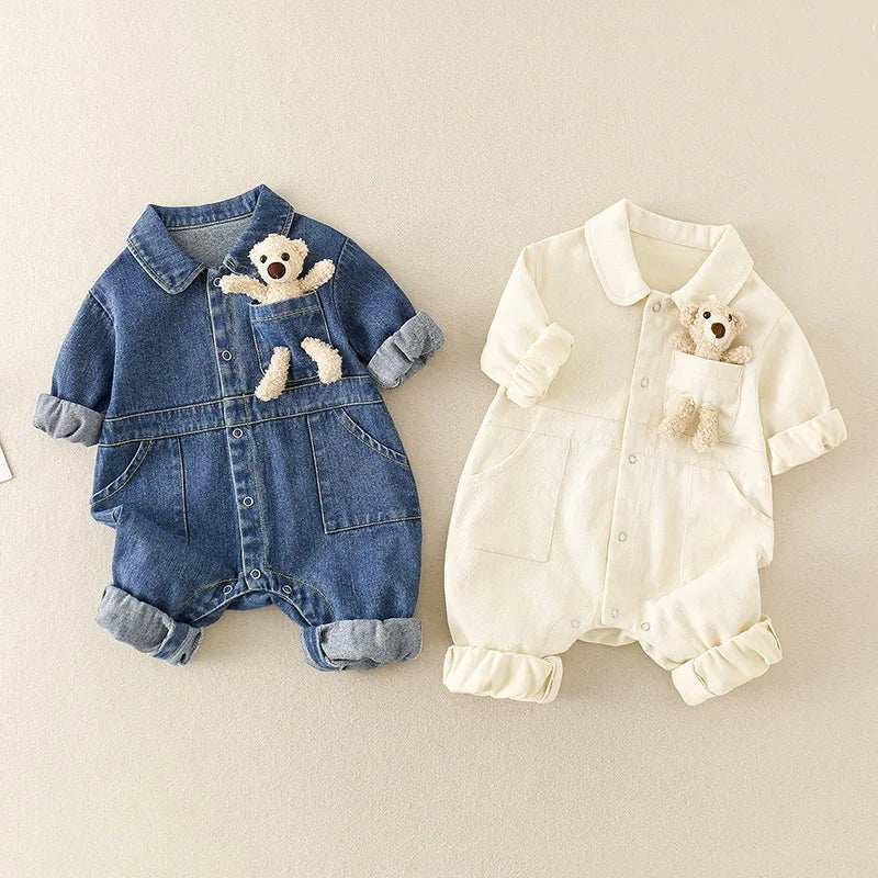 Détail de la fermeture zip de la salopette en jean bébé