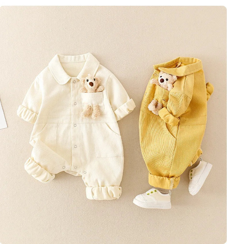 Détail de la taille élastique de la salopette en jean bébé