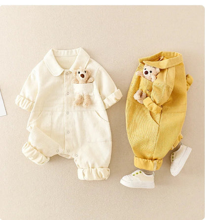 Détail de la taille élastique de la salopette en jean bébé