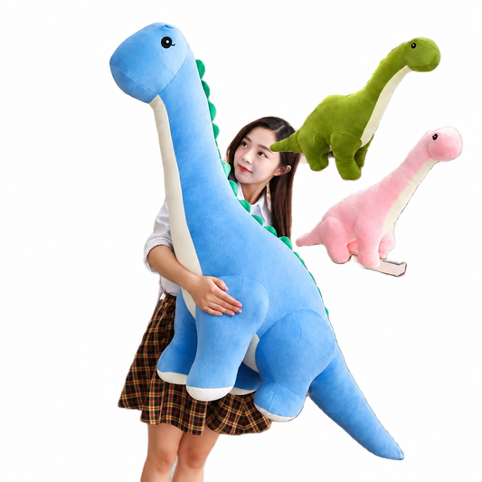 Peluche dinosaure longicou bleu tenue dans les bras d'un enfant