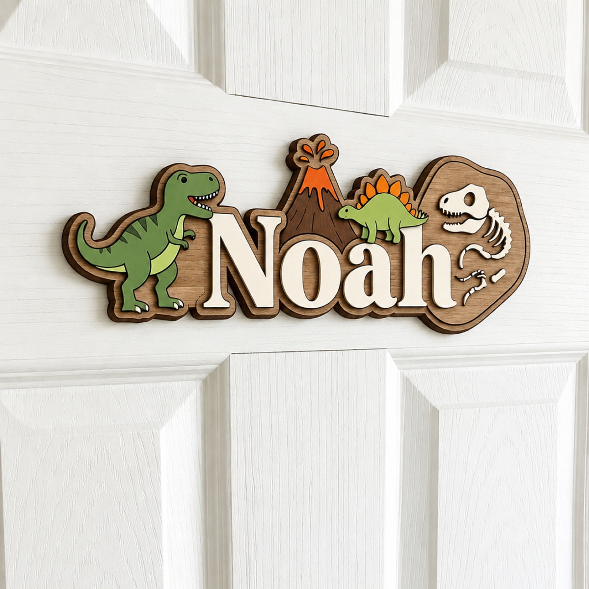 Plaque prénom dinosaure personnalisée avec lettrage crème suspendue dans une chambre de bébé