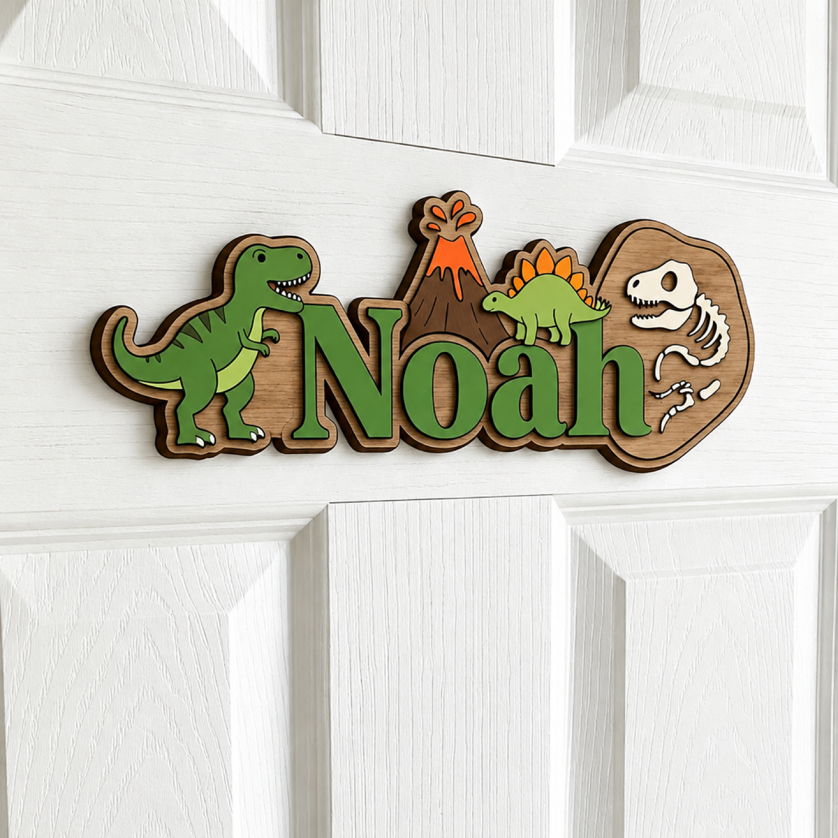 Gros plan sur la plaque prénom dinosaure en bois avec lettrage vert et détails en relief