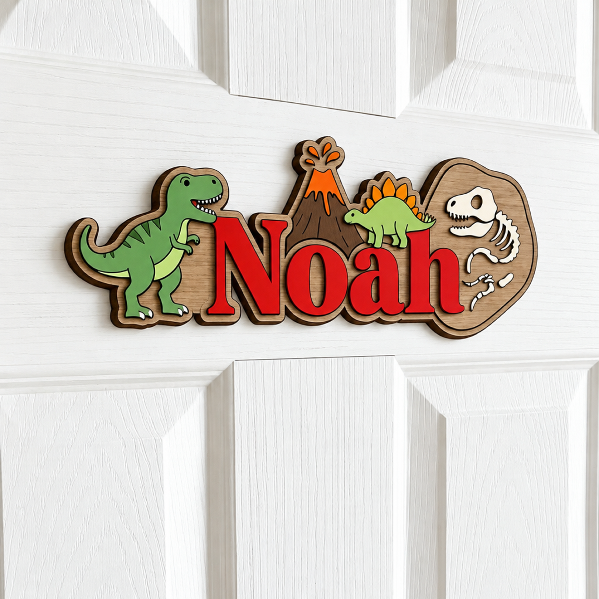 Plaque prénom dinosaure en bois 3D avec lettrage rouge sur porte de chambre d'enfant