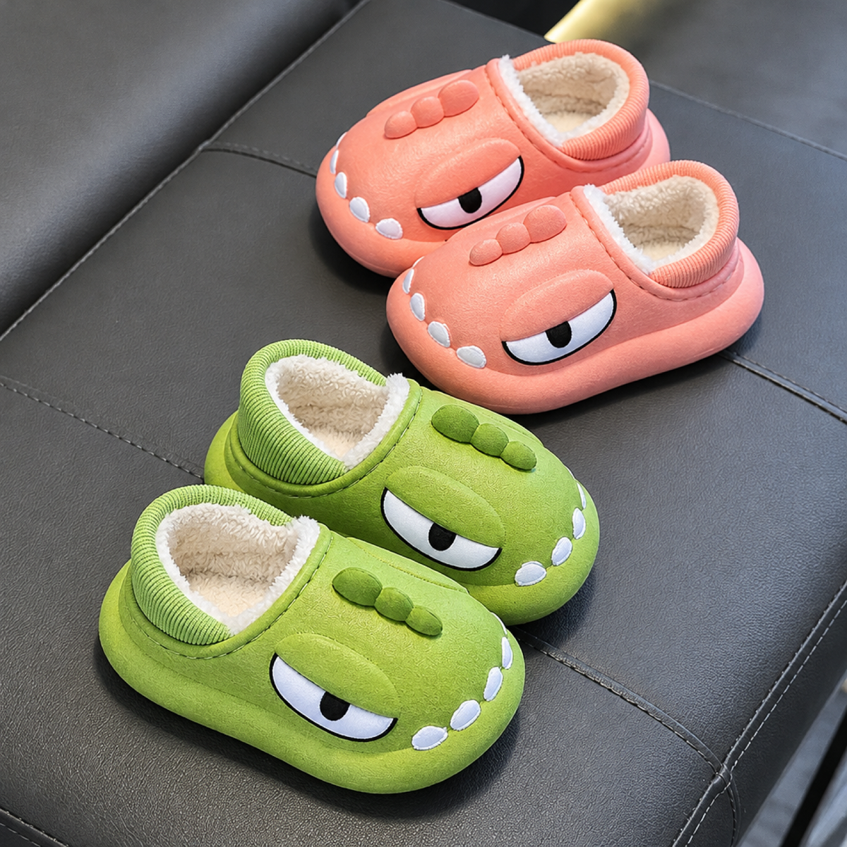 Chaussons dinosaure pêche en coton, vue rapprochée, fond studio blanc