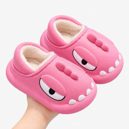 Chausson dinosaure rose en coton, doublure moelleuse, fond studio blanc