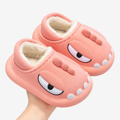 Paire de chaussons dinosaure jaune en coton, fond studio blanc