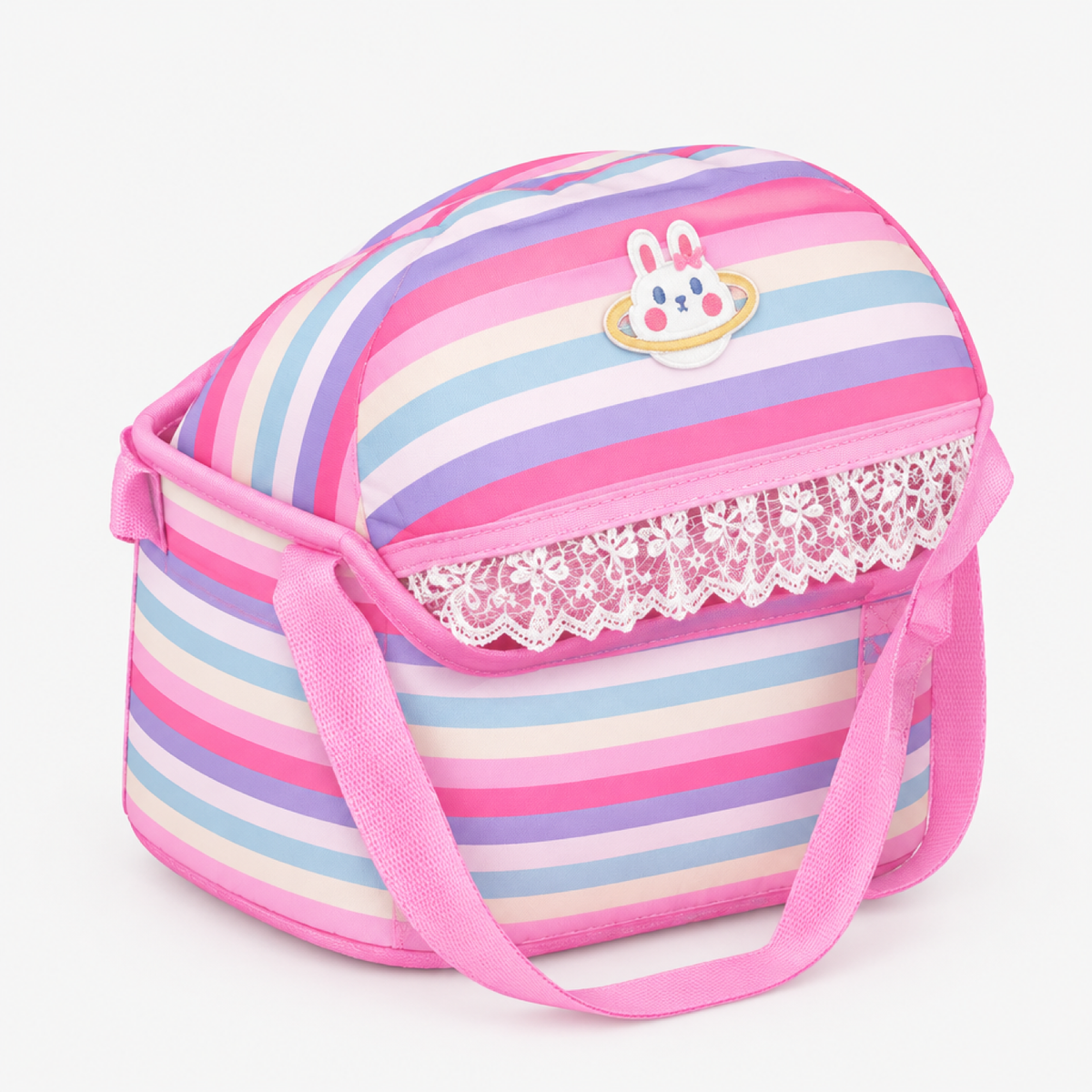 Panier de transport rose à rayures arc-en-ciel pour poupée, vue de profil fermé avec breloque lapin et dentelle