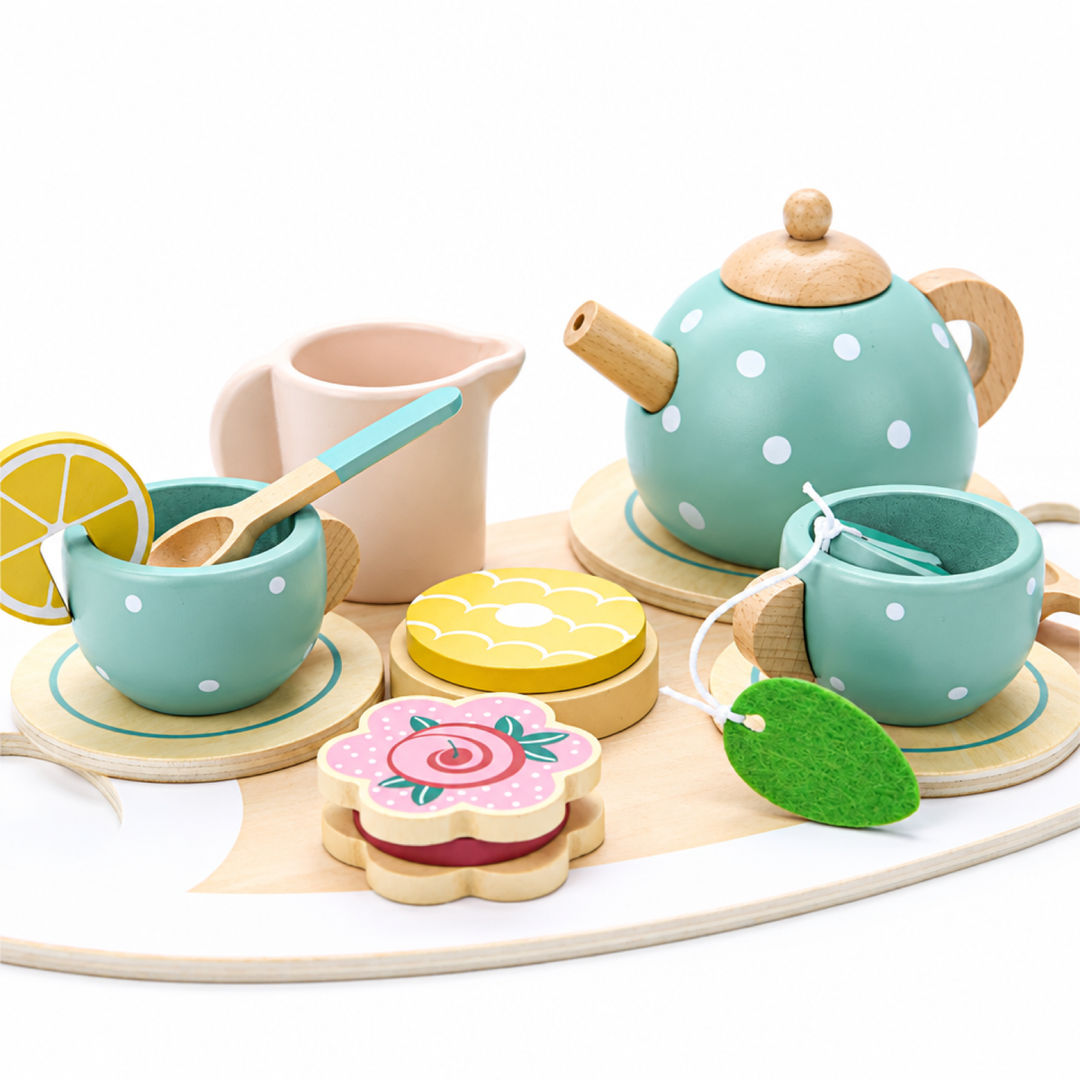 Dînette en bois pour enfants avec théière, deux tasses à thé, soucoupes, pot à lait et cuillère disposés sur un plateau de service rond