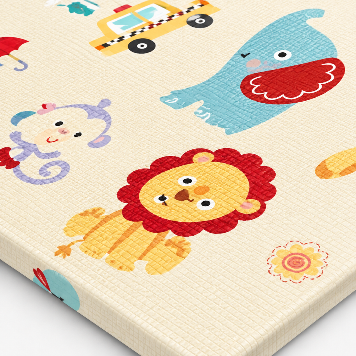 Gros plan sur le matelassage et l'imprimé animalier du tapis beige