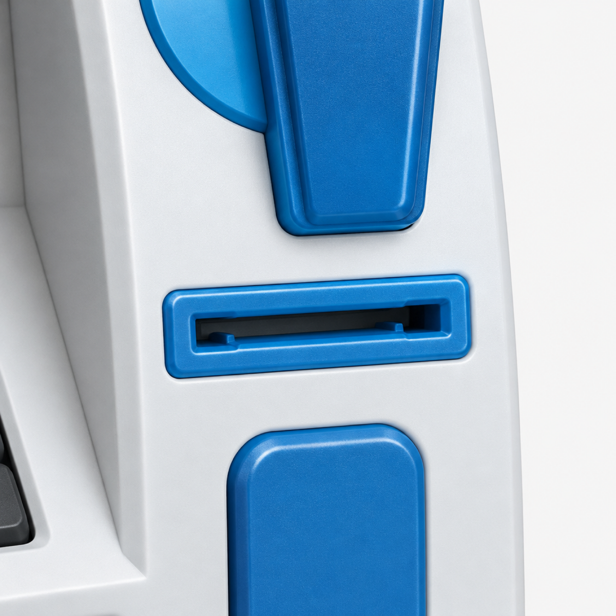 Gros plan sur la fente carte à glisser de la tirelire ATM enfant