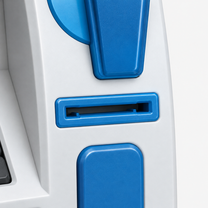 Gros plan sur la fente carte à glisser de la tirelire ATM enfant