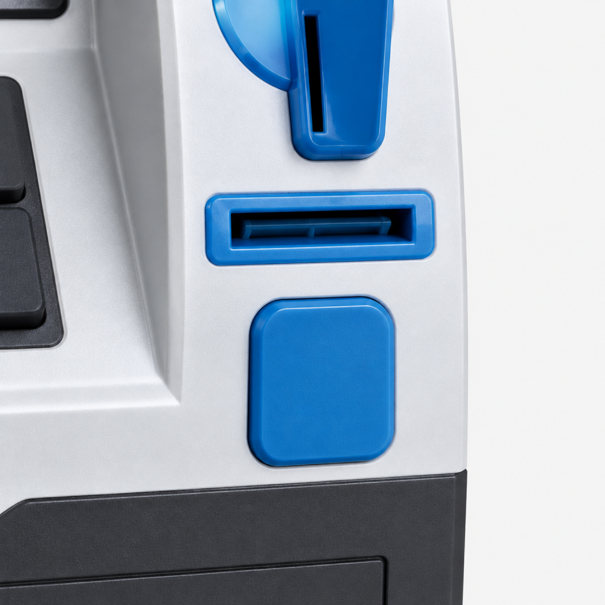 Gros plan sur la fente à pièces et billets de la tirelire ATM enfant