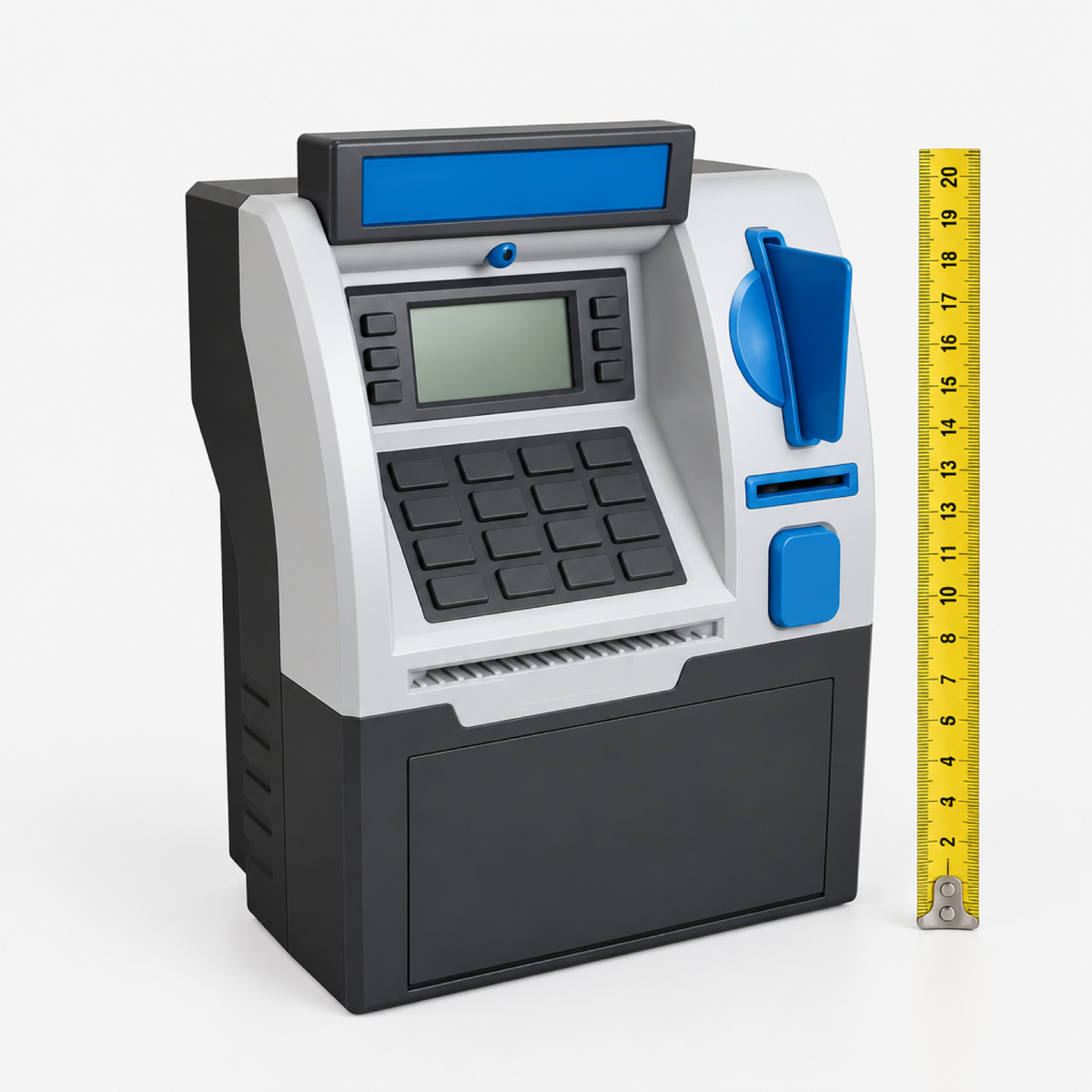 Tirelire ATM enfant présentée avec une règle pour l'échelle de taille