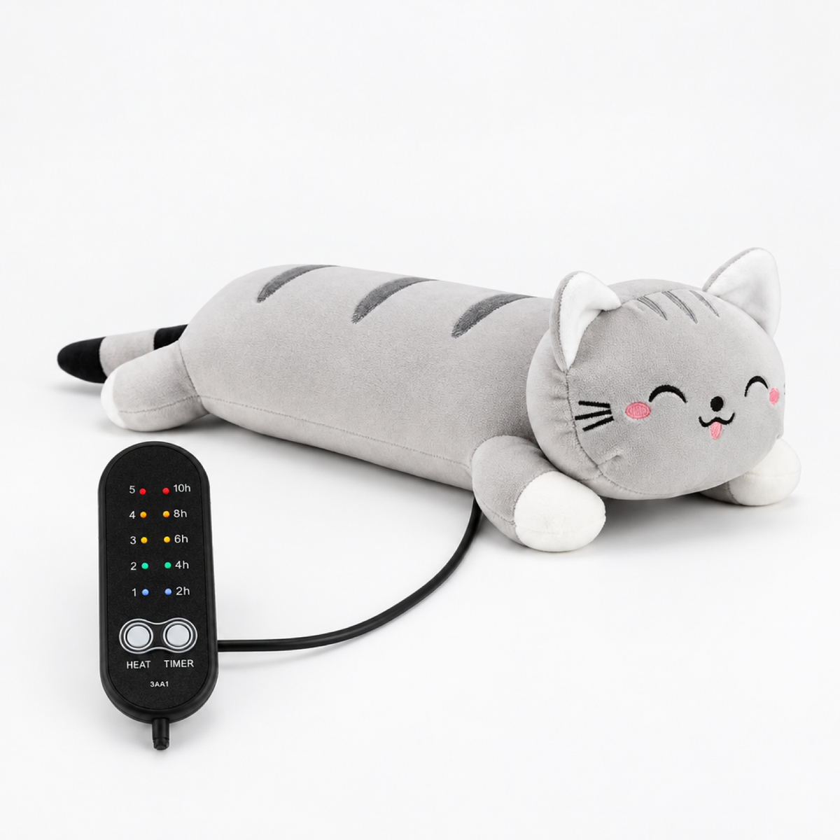 Coussin chauffant USB en peluche en forme de chat gris avec télécommande filaire, photo studio sur fond blanc