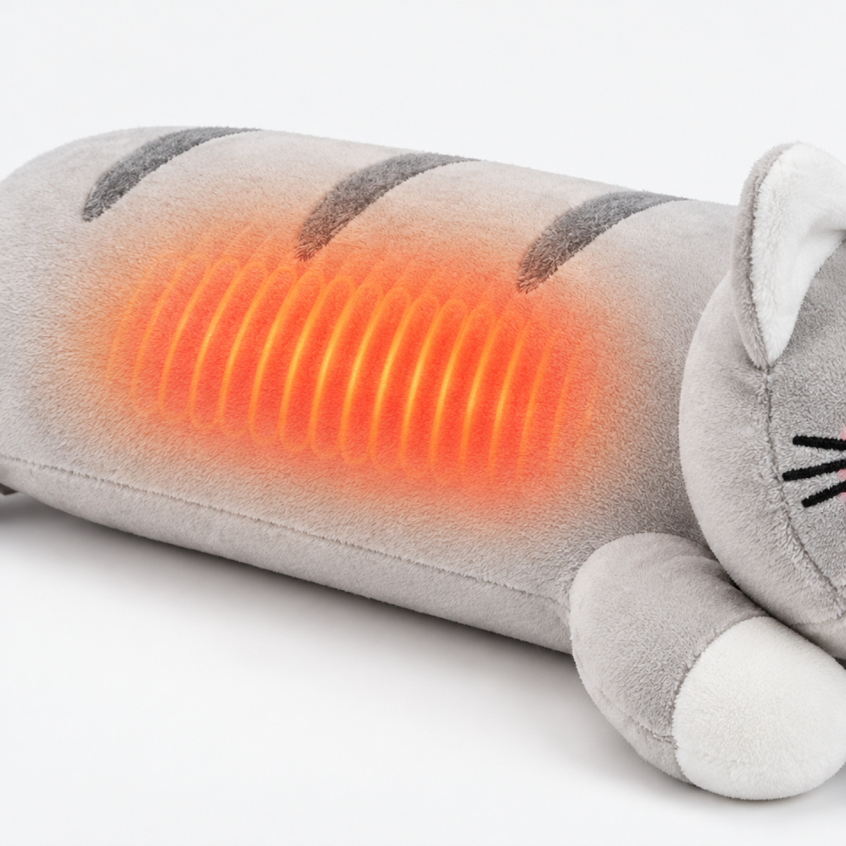 Gros plan de l'élément chauffant qui irradie à travers le tissu peluche gris du coussin chat