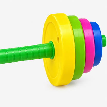 Gros plan sur la poignée et les disques de poids colorés du set de fitness pour enfants