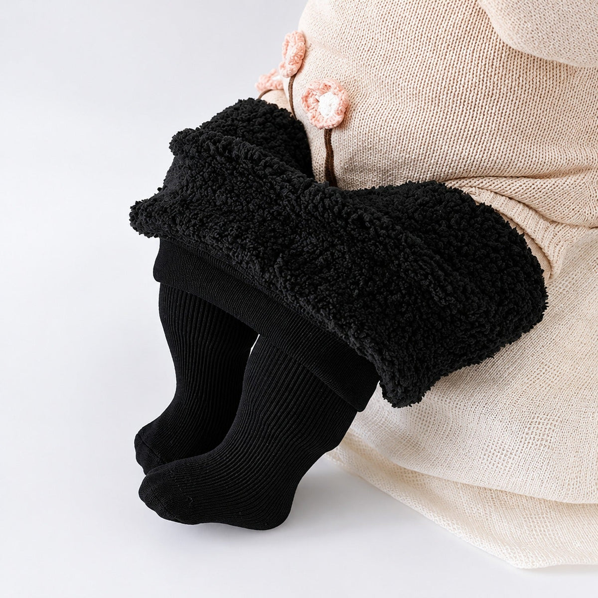 Collants thermiques enfant côtelés noirs doublés polaire avec pieds intégrés, vue de face à plat