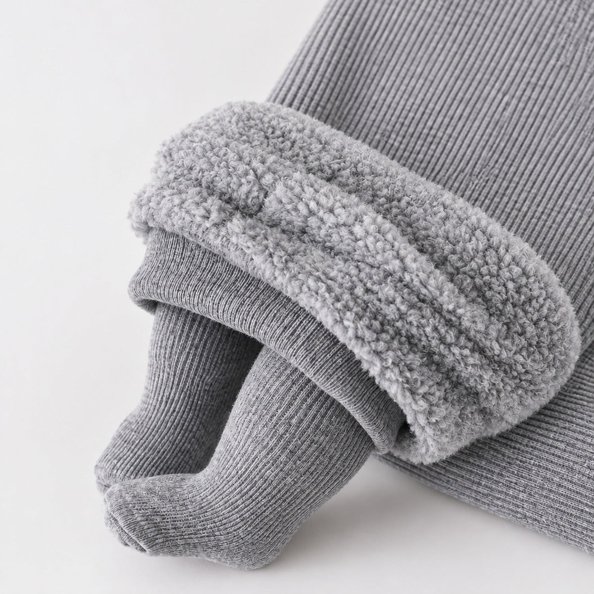 Gros plan sur la doublure polaire douce et brossée à l'intérieur des collants thermiques enfant