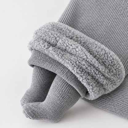 Gros plan sur la doublure polaire douce et brossée à l'intérieur des collants thermiques enfant