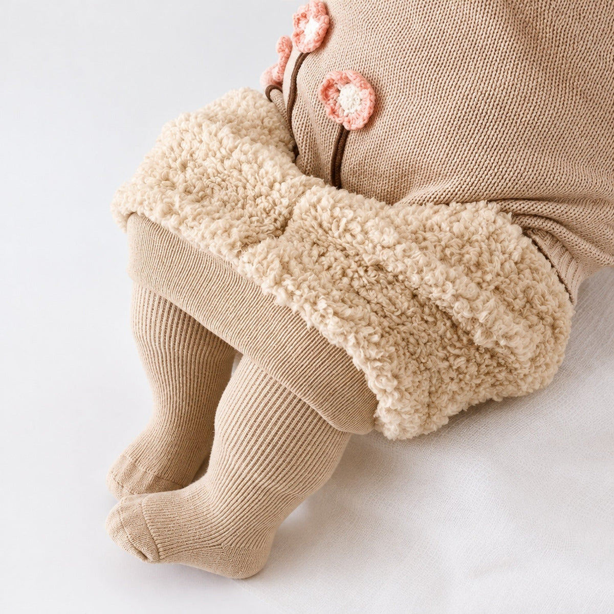 Collants thermiques enfant côtelés camel doublés polaire avec pieds intégrés, vue de face à plat