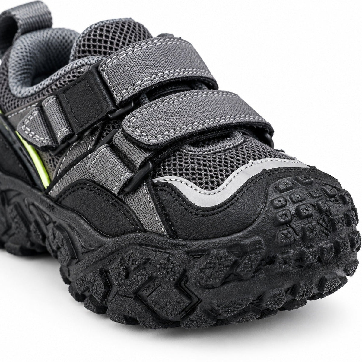 Gros plan sur la semelle antidérapante texturée et la tige en coton doux des baskets enfant