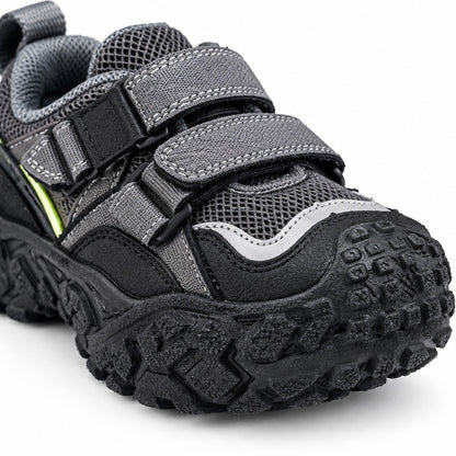 Gros plan sur la semelle antidérapante texturée et la tige en coton doux des baskets enfant