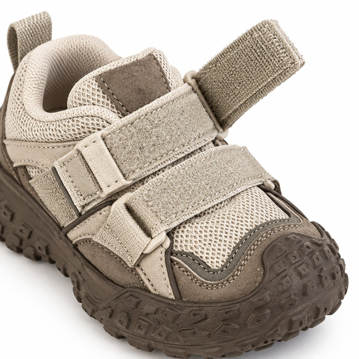 Gros plan sur la large bande scratch des baskets enfant, pour un enfilage facile