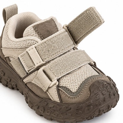 Gros plan sur la large bande scratch des baskets enfant, pour un enfilage facile