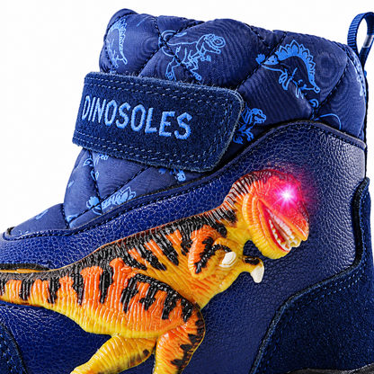 Gros plan sur la tige en similicuir à motif dinosaure des bottes de neige enfant