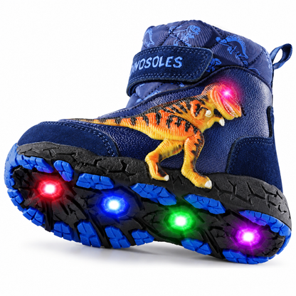 Gros plan sur les 4 lumières LED colorées qui s'illuminent dans la semelle des bottes de neige enfant
