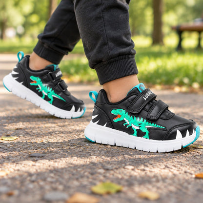 Enfant portant des baskets lumineuses LED dinosaure noires en extérieur